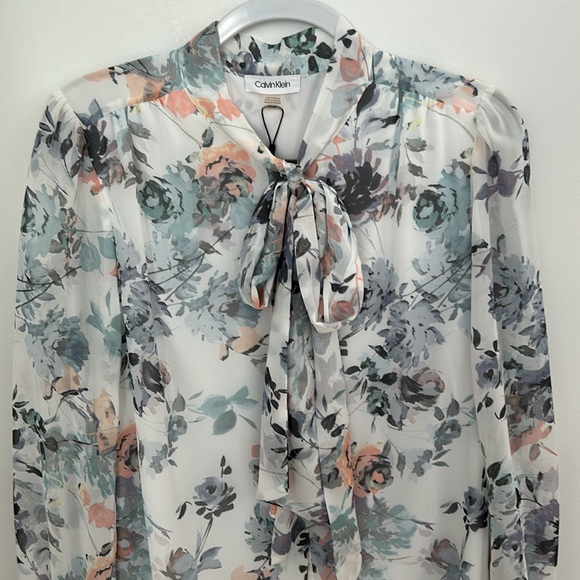 Beautiful button down blouse from Calvin Klein - Picture 2 of 6